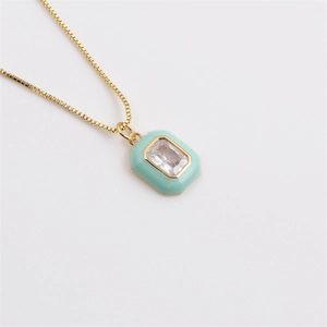 Détail de la chaîne box dorée avec pendentif rectangulaire en émail turquoise et cristal