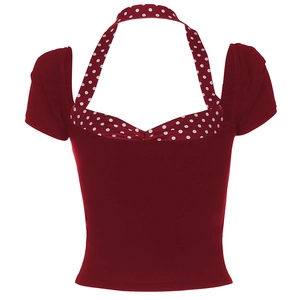 Détail du haut rouge à dos nu avec motif à pois blancs et petites manches bouffantes