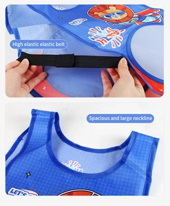 Detail van de verstelbare elastische riem en de halslijn van het blauwe sportvest