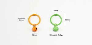 Détail des anneaux fendus en métal peint orange et vert de 2,7mm avec cloches