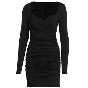 Dettaglio dell'abito corto nero a maniche lunghe con scollo a V e design drappeggiato