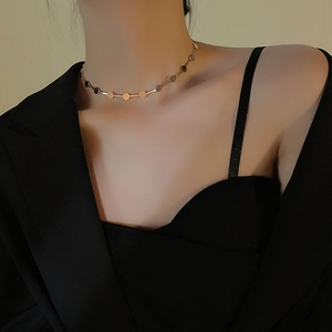 Minimalistisches Gold-Halsband aus Titanstahl mit kleinen flachen runden Plättchen