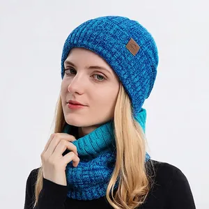 Winter gebreide muts en sjaal set in blauw met dikke geribbelde textuur warmte