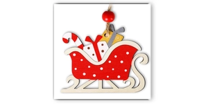 Details eines roten Weihnachts-Schlittenanhängers aus Holz mit Geschenken
