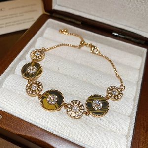 Detail eines 18K vergoldeten Armbands mit Tigerauge und Zirkonia in einer Samtbox