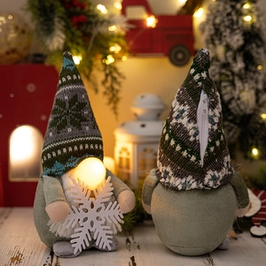 Detailansicht der Plüsch-Weihnachtswichtel mit Leuchtnase und Reißverschluss-Mütze