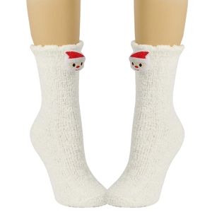 Detail von weißen Plüschsocken mit einem kleinen Weihnachtsmann-Puppenornament am Bund
