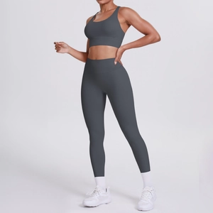 Détail de l'ensemble de yoga gris avec texture brossée et finition sans couture