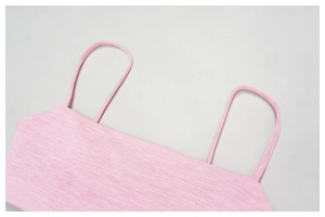 Dettaglio del reggiseno yoga rosa melange con spalline ultrasottili e texture morbida