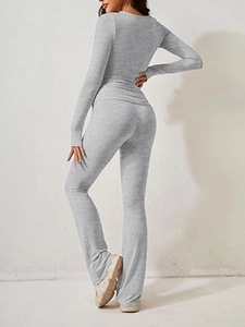 Vista posteriore di un completo grigio chiaro a due pezzi con maglia a maniche lunghe e pantaloni