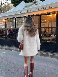Élégant long manteau en fausse fourrure blanche avec col large et texture douce pour l'hiver