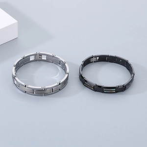 Détail de bracelets en acier tungstène brossé avec incrustation de nacre et pierres germanium
