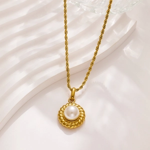Collar elegante de titanio chapado en oro de 18k con colgante de perla y cadena de cuerda