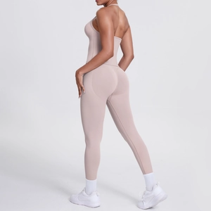 Detailansicht von beigem Halter-Yoga-Set mit nahtloser High-Waist-Hose und rückenfreiem Top