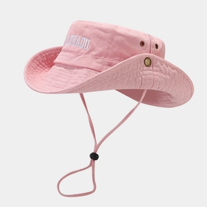 Détail du chapeau de randonnée rose avec broderie Colorado et cordon coupe-vent ajustable