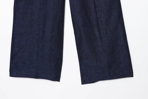 Detailansicht der dunkelblauen Baumwoll-Leinen-Hose mit Fokus auf Stoffstruktur und Saum
