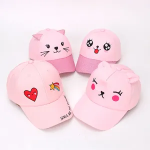 Draufsicht auf vier rosa Mädchen-Basecaps mit Glitzerrand und Einhorn-Herz-Mustern