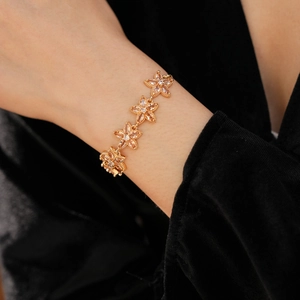 Detail eines verstellbaren Stern-Blumen-Armbands mit Champagner-Zirkonia am Handgelenk