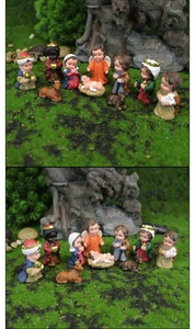 Dettaglio delle figurine del presepe in resina con Gesù bambino e la sacra famiglia