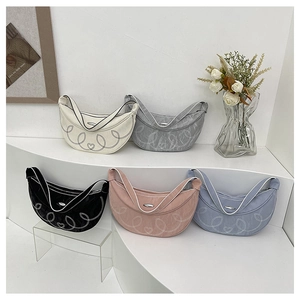Borsa a spalla a mezzaluna alla moda da donna con ricamo a cuore in cinque diverse opzioni colore