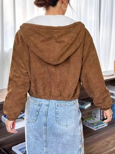 Rückansicht einer braunen Cordjacke mit Kapuze, weißem Plüschfutter und kurzem Schnitt