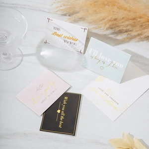 Colección de elegantes tarjetas de felicitación con estampado dorado minimalista.