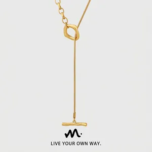Detail shot of 18k gold plated pig nose thick chain link necklace in Y-shape style