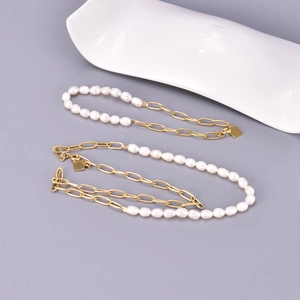 Detailed view of the freshwater pearl and gold-plated chain necklace and bracelet set