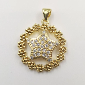 Pendentif étoile pentagramme en or avec pavé de zircons et anneau perlé sur fond blanc