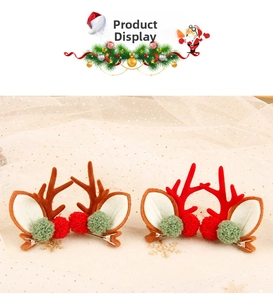 Vue détaillée des barrettes bois de renne de Noël avec pompons festifs rouges et verts