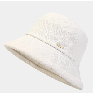 Chapeau bob blanc pliable pour femme avec tissage texturé et plaque en métal doré