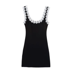 Elegante abito corto nero senza maniche con decorazioni floreali 3D bianche sullo scollo