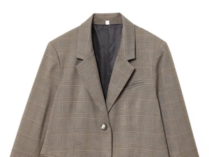 Détail de la fermeture à bouton unique et du motif à carreaux marron sur le blazer