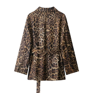Completo da donna con stampa leopardata, blazer e pantaloni con cintura vista posteriore
