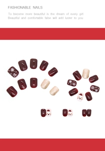 Faux ongles de Noël avec rouge vin pailleté, motifs de flocons et art du Père Noël