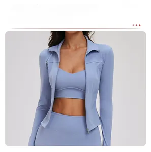 Detail der schmal geschnittenen hellblauen Yoga-Jacke mit Stehkragen und Reißverschluss