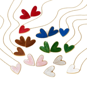 Parure de bijoux cœur en acier doré avec pendentifs et boucles d'oreilles émaillés