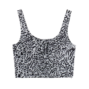 Dames crop top met zwart-witte dierenprint en stijlvolle vetersluiting aan de voorkant