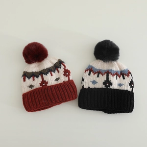 Berretti invernali in maglia per bambini con motivi jacquard e grandi pompon in finta pelliccia