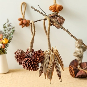 Décorations suspendues de pommes de pin et lotus naturels avec corde en jute rustique