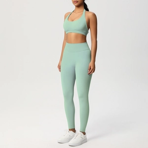 Dettaglio della trama a maglia del set yoga verde menta con leggings a compressione