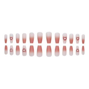 Coffret de 24 faux ongles Coffin avec dégradé rouge et motifs cœurs sur fond blanc