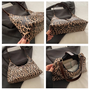 Detailansicht der Hobo-Tasche mit Leopardenmuster, geräumigem Innenraum und Metallbeschlägen