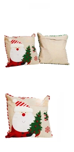 Detalle de funda de cojín navideño con Papá Noel y texto Merry Christmas en lino