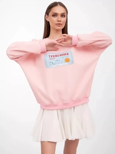 Detailaufnahme von rosa Sweatshirt mit blauem Grafikdruck und weicher Stoffstruktur im Fokus