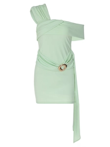 Robe moulante asymétrique vert menthe avec détails drapés et boucle dorée élégante