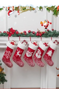 Detailansicht von 5 gestrickten Weihnachtssocken mit Rentier- und Schneemann-Motiven