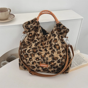 Détail du sac en peluche léopard avec poignées tressées et bandoulière réglable
