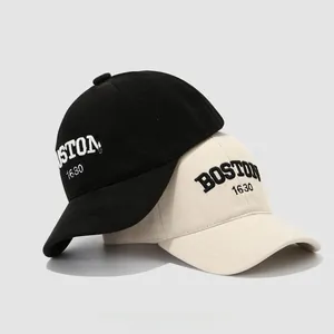 Detail der Boston 1630 3D-Stickerei auf Woll-Baseballkappen für Kinder in Schwarz und Creme
