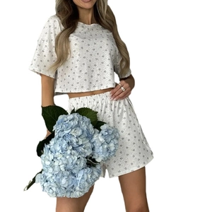 Damen Loungewear-Set in Weiß mit schwarzem Herzmuster, bestehend aus Kurzarm-Oberteil und Shorts